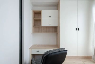 简约原木风 105㎡大白墙下的文艺舒适生活与定制书桌