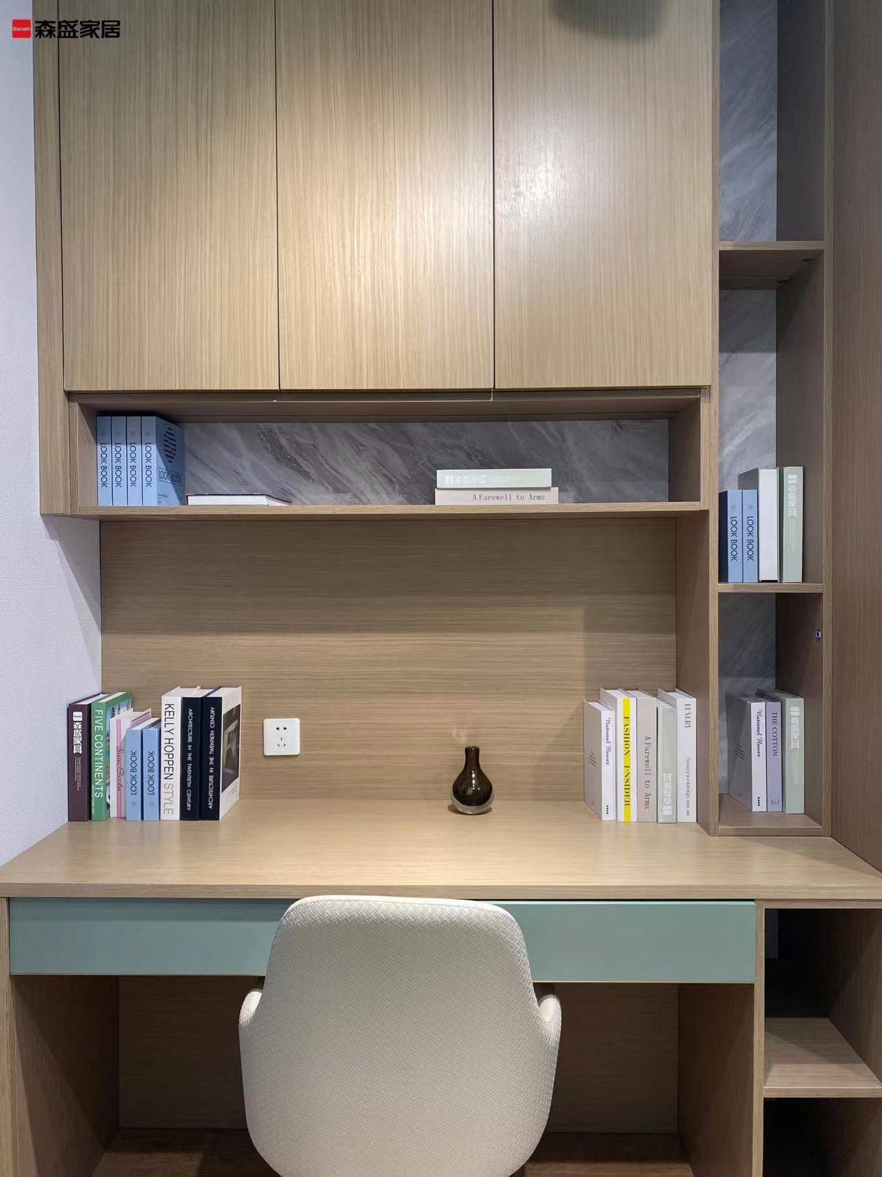 全屋定制 多功能榻榻米衣柜书桌一体设计，打造高效空间解决方案